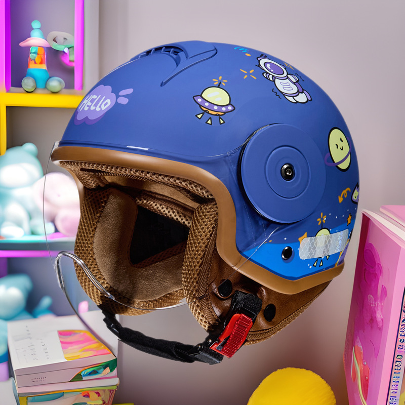 Kask dziecięcy BYB z motywami  – Kids Ride On Suitcase Scooter recenzja i cena